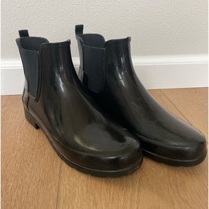 Hunter short black gloss boot size 8